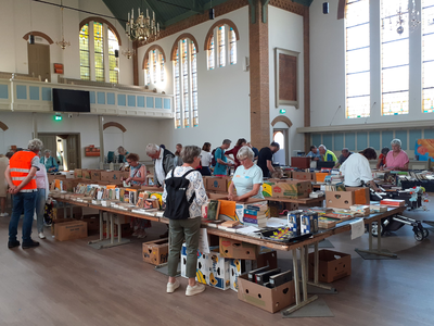 912002 Afbeelding van bezoekers aan de rommelmarkt annex boekenmarkt, georganiseerd door de Marekerk, in de kerk en op ...